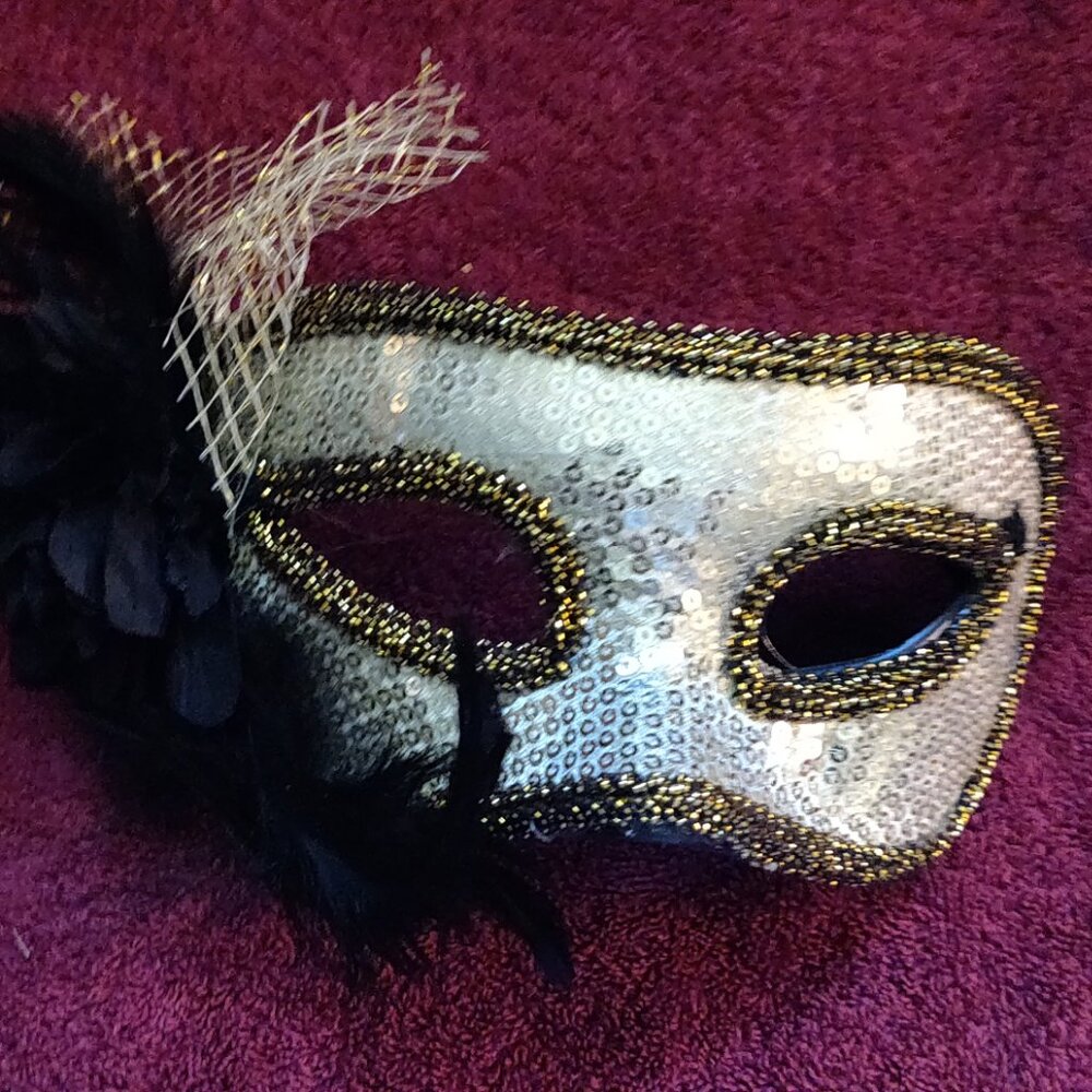 NWT White Sequined Mardi Gras Masquerade Mask with Mesh and Feathers